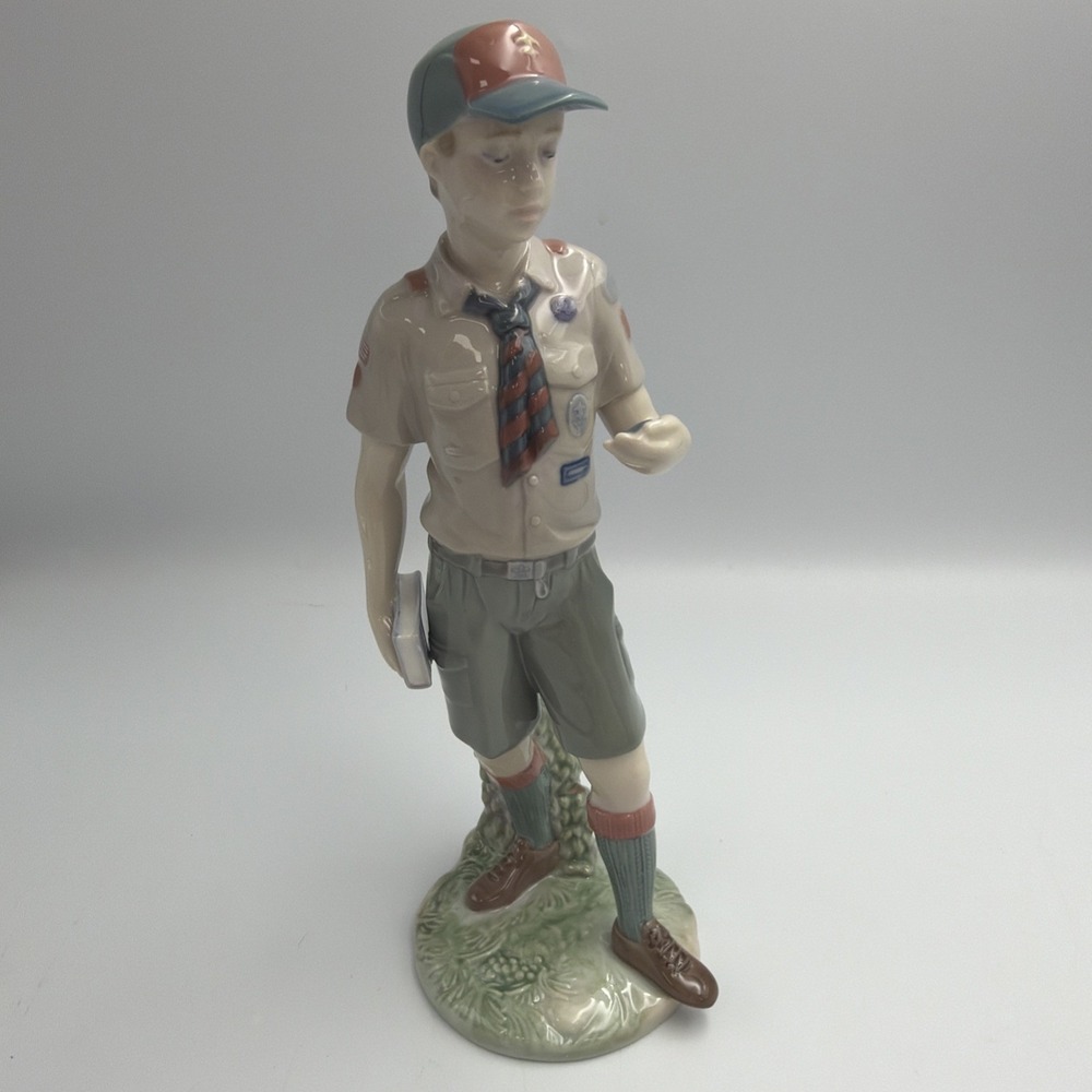 Lladro "Classic Scout" 100th Anniversary Boy Scouts Figurine #8459 - Mint